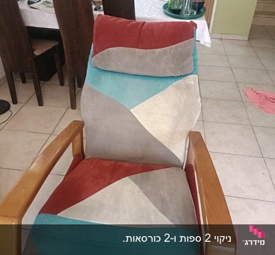 כיסא צבעוני בחדר אוכל עם שולחן וכיסאות